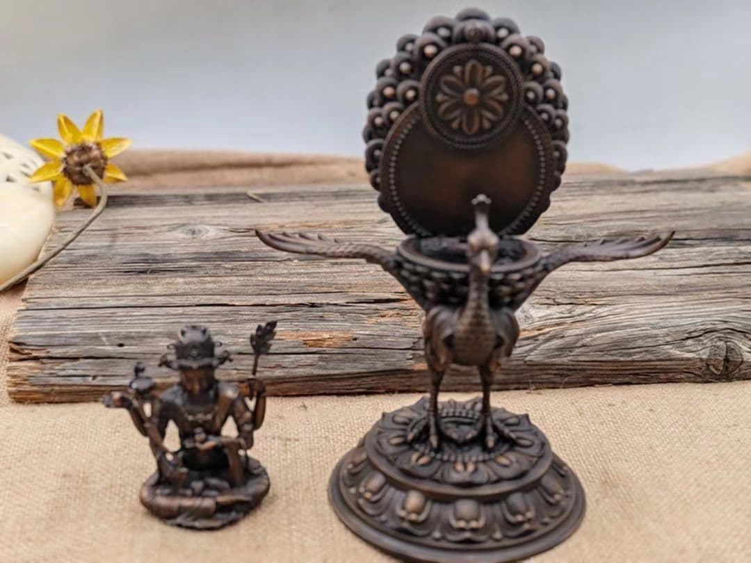 【修縁堂】真言宗 仏像 仏具 孔雀明王 置物 内蔵版 18CM