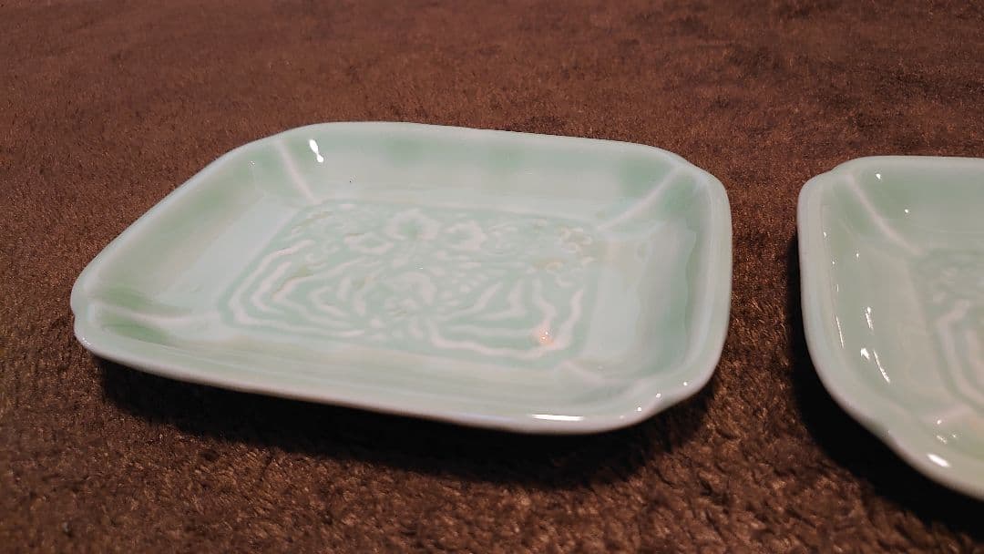 青磁　李朝青磁　角皿　陽刻　華の図　蔵出し　2客