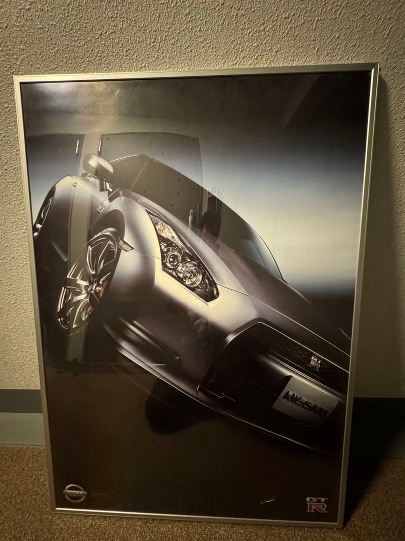 超レア品 NISSAN R35 GTR 販売店用ポスター　額縁付き 中古美品