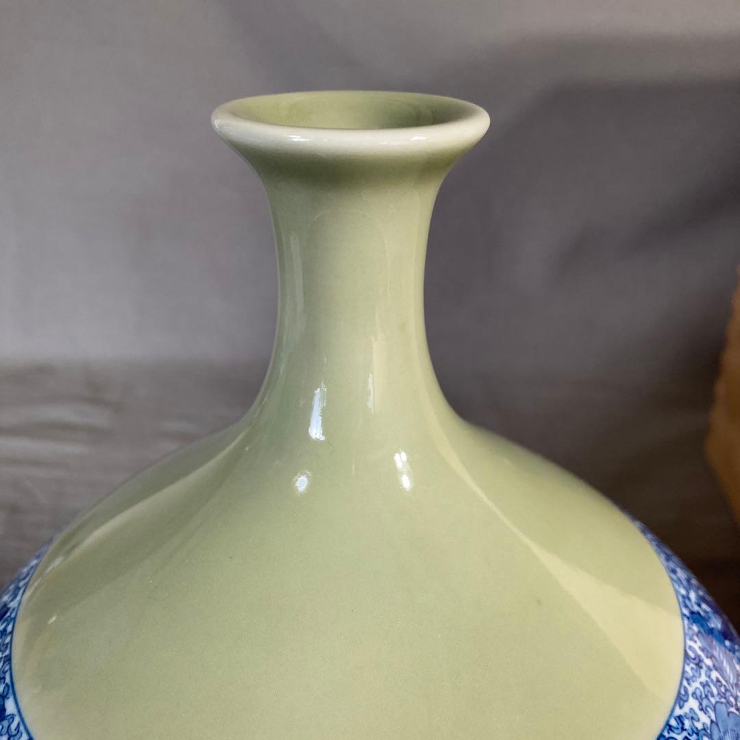 【源右衛門】古伊万里の伝統　日本の名窯　舘林源右衛門作　青磁獅子唐草文　花瓶