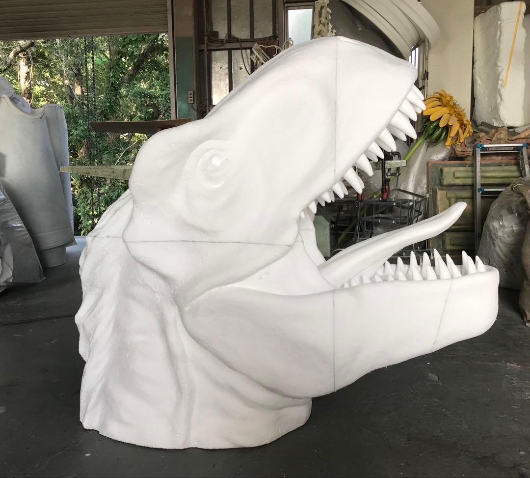 恐竜モニュメント！FRP目が光る、大きめ 赤・羽毛黄色