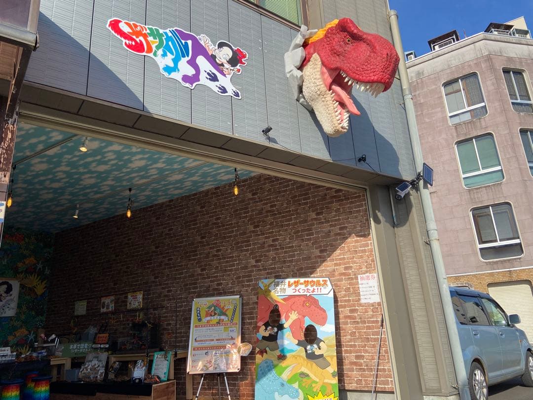 恐竜モニュメント！FRP目が光る、大きめ 赤・羽毛黄色