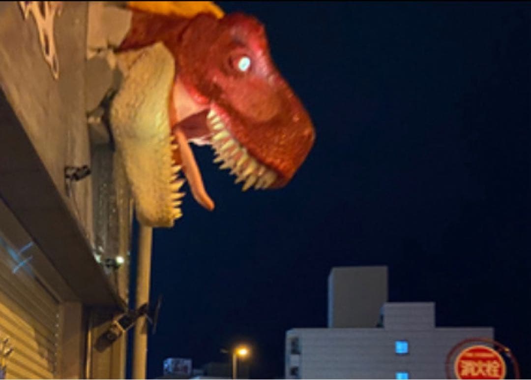 恐竜モニュメント！FRP目が光る、大きめ 赤・羽毛黄色