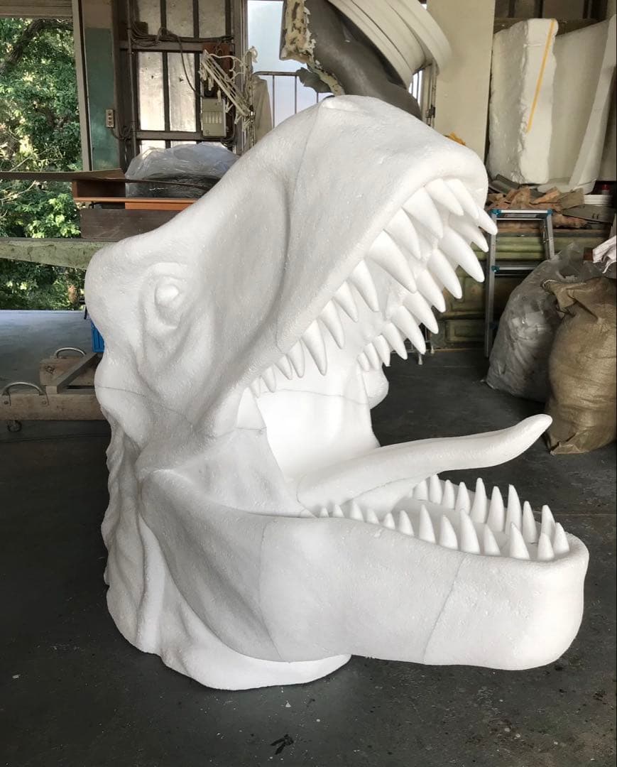 恐竜モニュメント！FRP目が光る、大きめ 赤・羽毛黄色