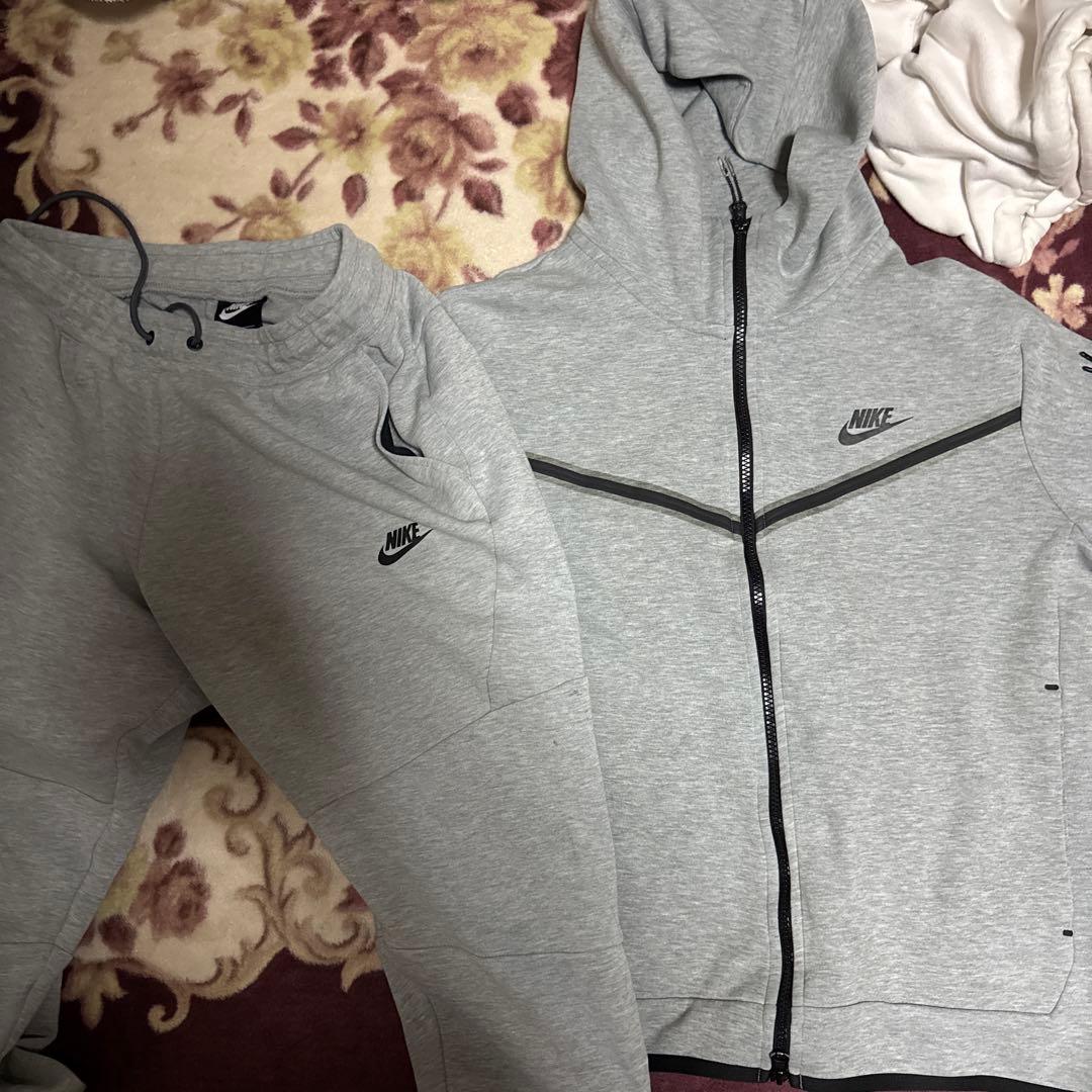 Nike テックグレー ジャージ上下セット(正規品 NIKEアプリで購入