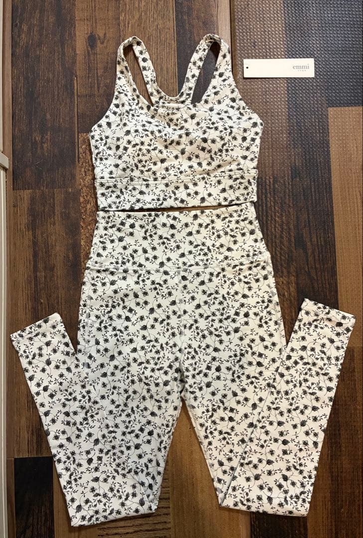 極美　emmi yogaエミヨガ　ヨガウェア　白黒モダン　小花柄　S