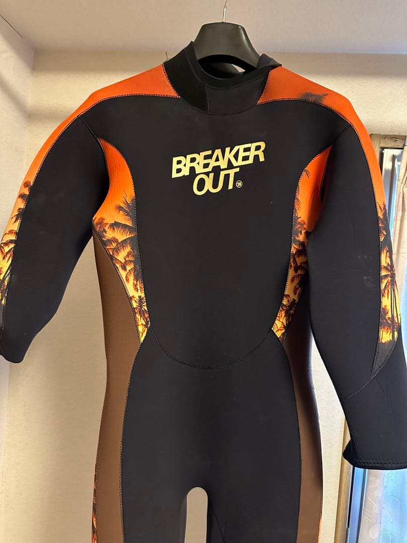 BREAKER OUT ウェットスーツ オレンジと黒のデザイン