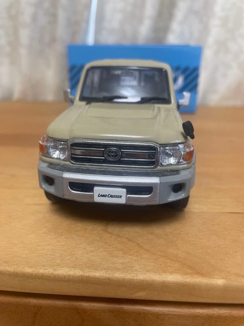 トヨタ ランドクルーザー70 ミニカー ベージュ　箱　説明書付き