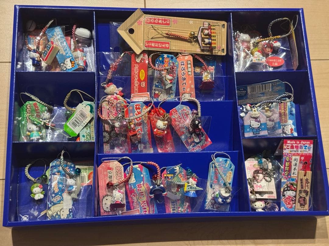 ハローキティご当地ストラップなど32個