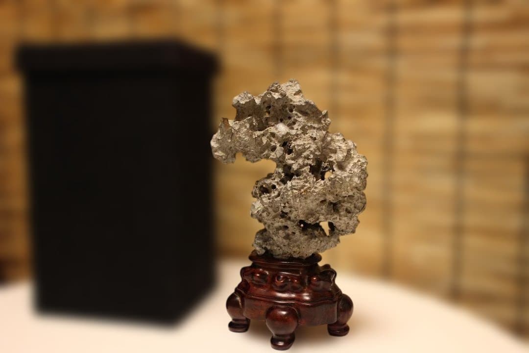 グレーの石彫刻 木製台座付き 太湖石　中国