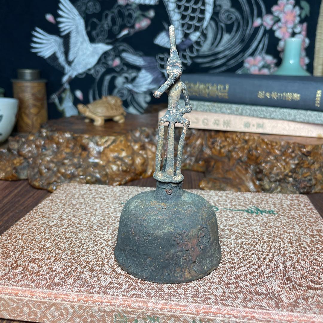 金属製 人形形状の鐘 ちいさな音が鳴るハンドベル 古道具 骨董
