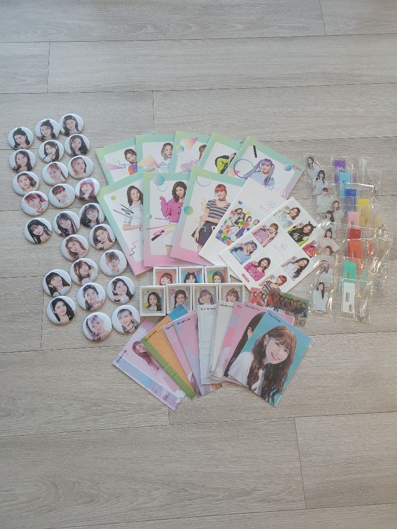K-POPグッズセット バッジ・写真・クリアファイル