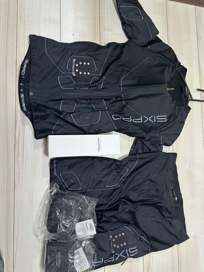 SIXPAD ボディースーツ上Lサイズ　下LLサイズ
