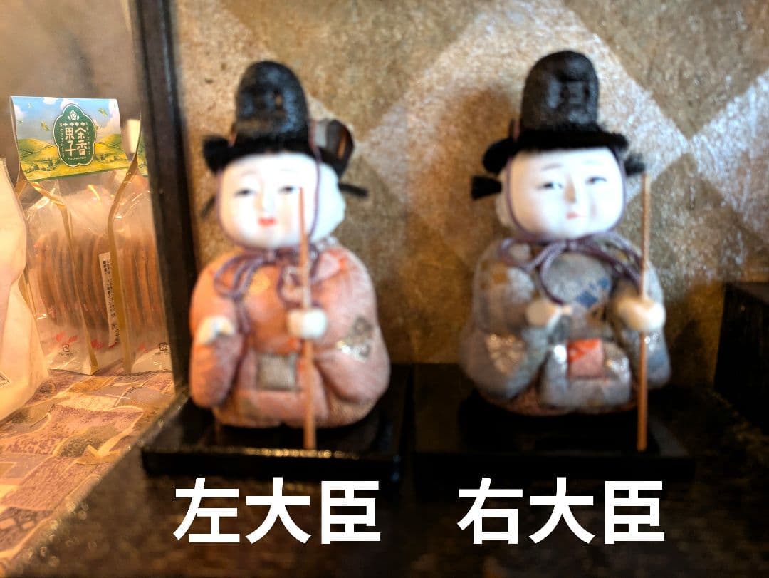 昭和30年代の木目込みお雛様 です 15人勢揃いしたコンパクトなアンティーク人形