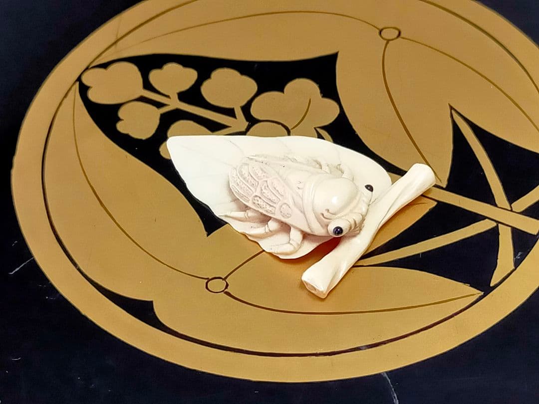 ♥　最高級　根付　蝉　セミ　在銘　骨董品　彫刻　アンティーク　レトロ