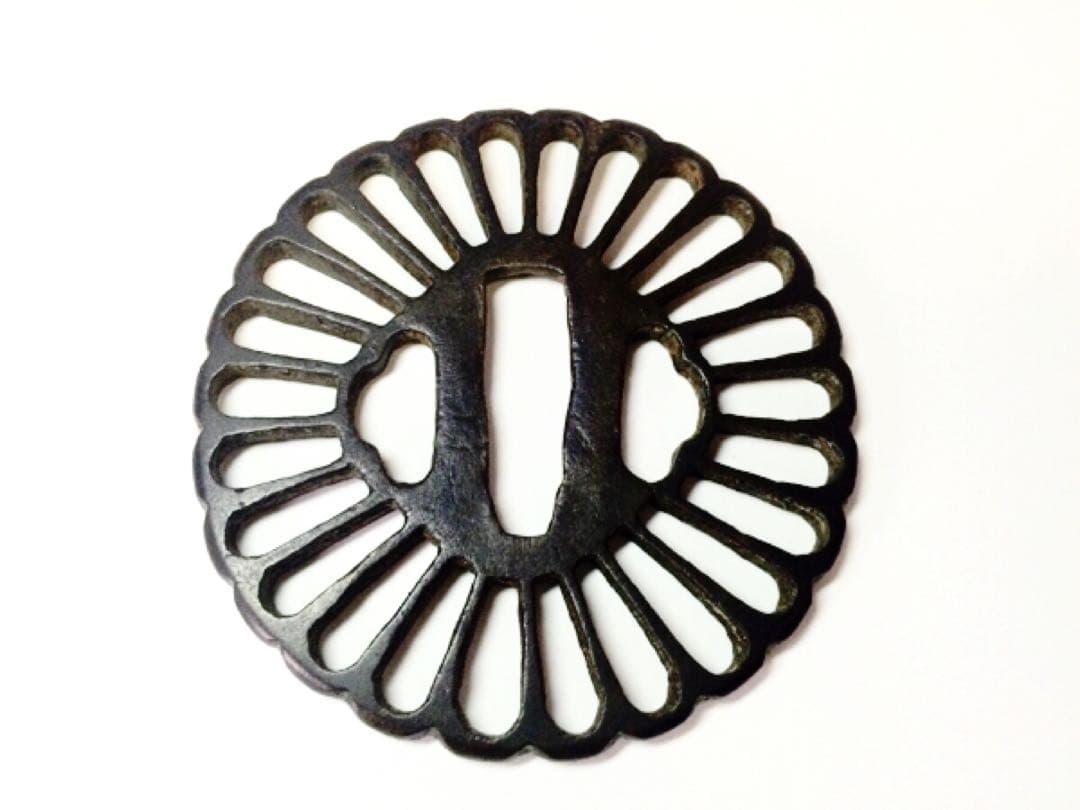 『古鐔 菊透かし 』 室町〜桃山時代　古鍔　鍔　鐔