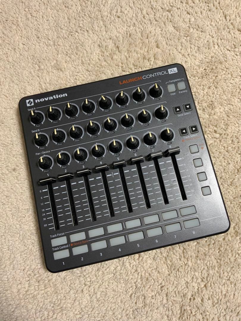 Novation LAUNCH CONTROL XL MIDIコントローラー