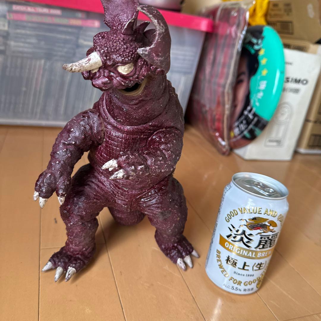 紫色の怪獣フィギュア 約30cm