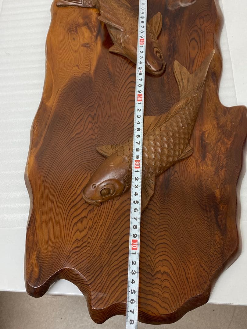 3-3292 屋久杉で作られた鯉の木彫りの工芸品・壁掛