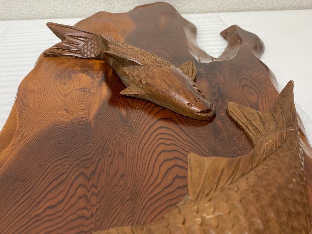 3-3292 屋久杉で作られた鯉の木彫りの工芸品・壁掛