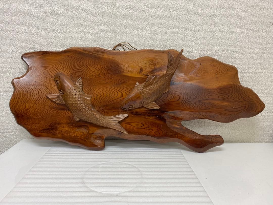 3-3292 屋久杉で作られた鯉の木彫りの工芸品・壁掛
