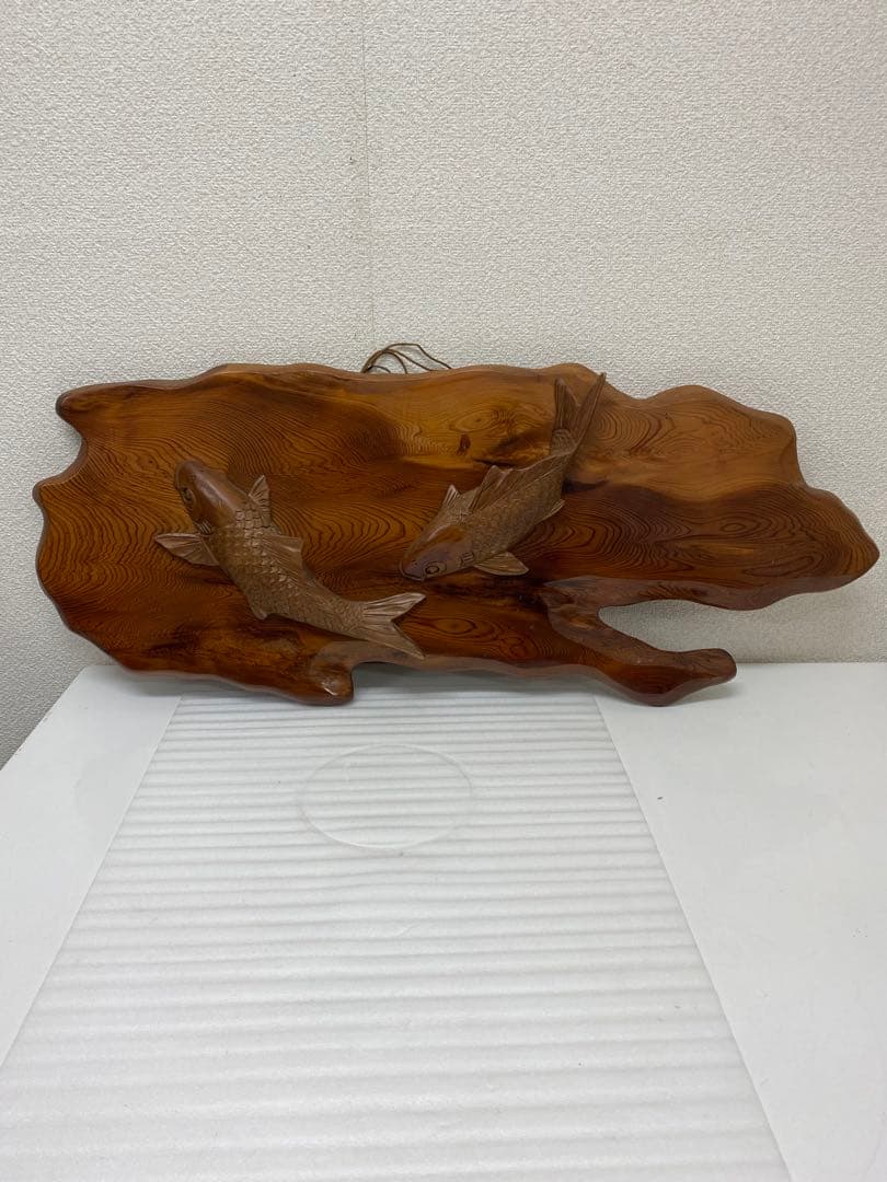 3-3292 屋久杉で作られた鯉の木彫りの工芸品・壁掛