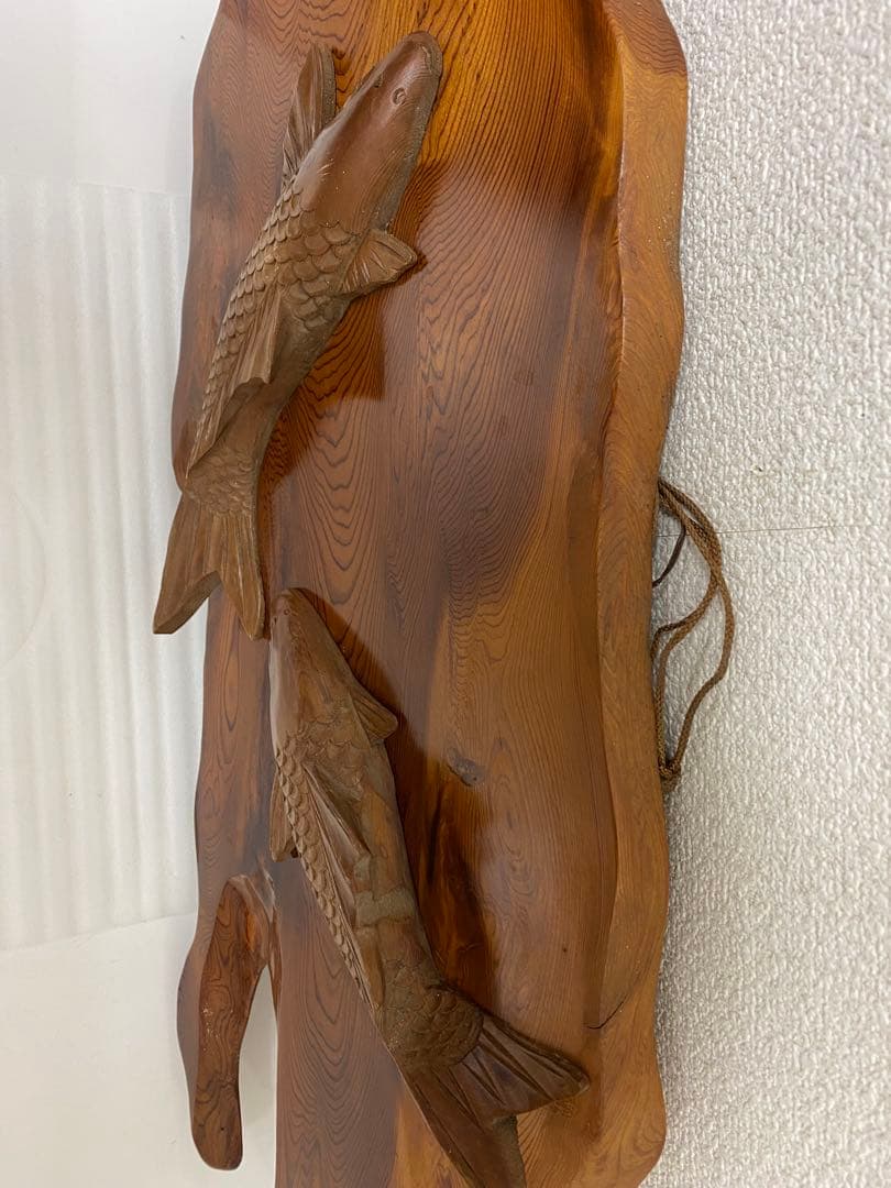 3-3292 屋久杉で作られた鯉の木彫りの工芸品・壁掛