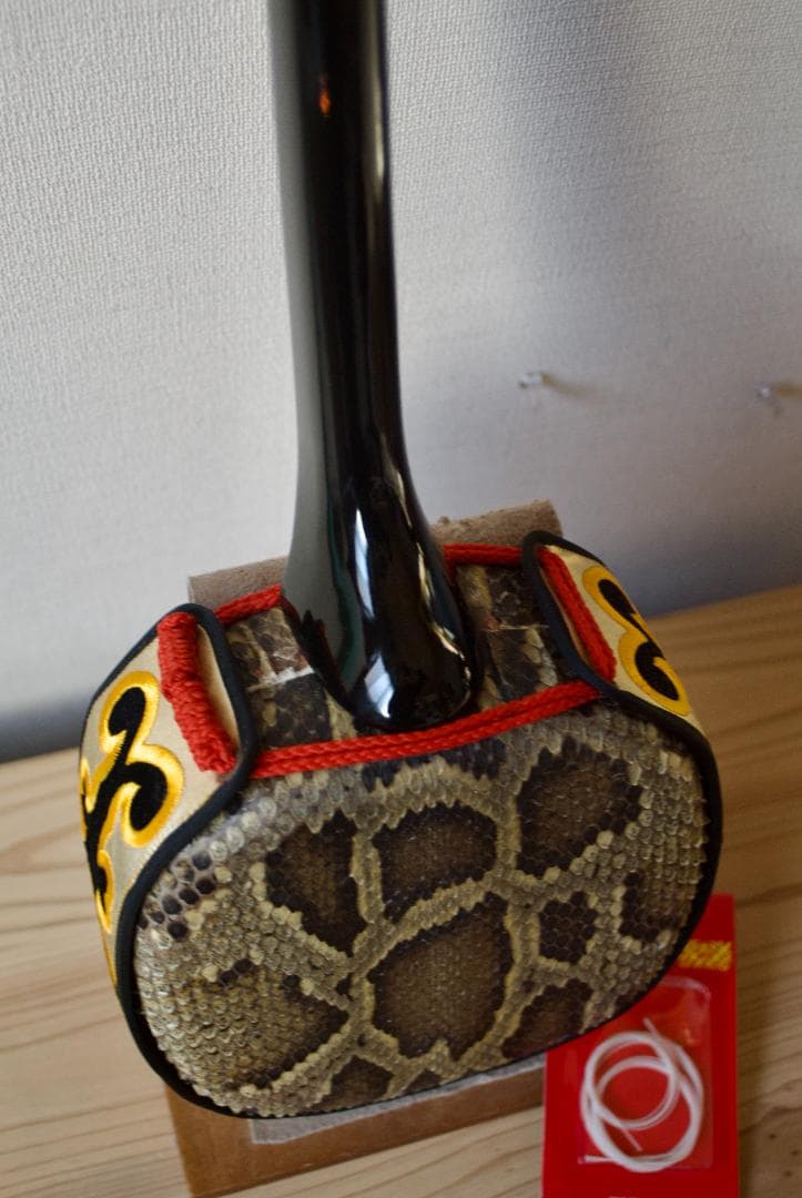 三線　沖縄　本皮強化張り 爪、ハードケース付　三味線　送料込み