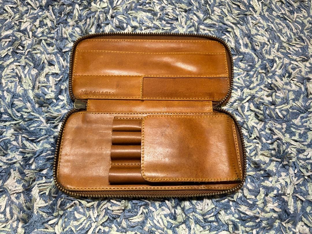 バハギア　ラウンドジップペンケース　キャメル