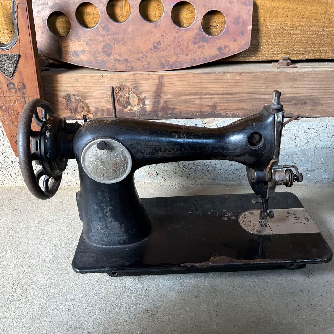 希少なアンティークミシン