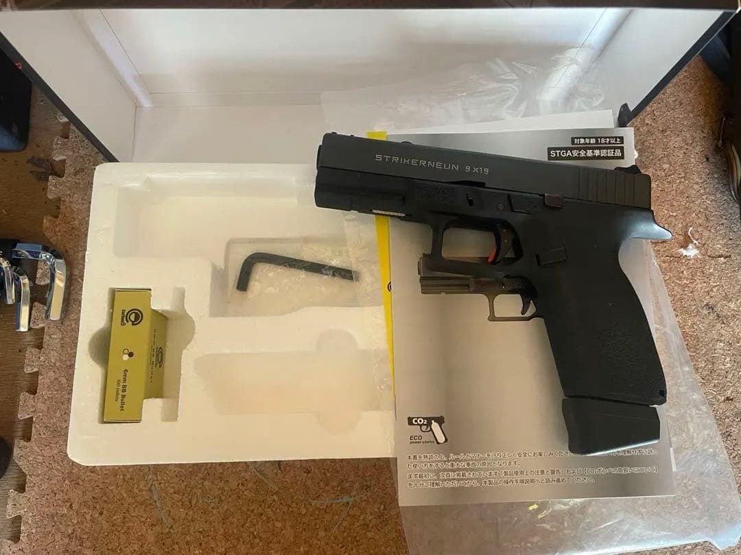 CO2ガスガン　カーボネイト　ストライカー9 ライト付き