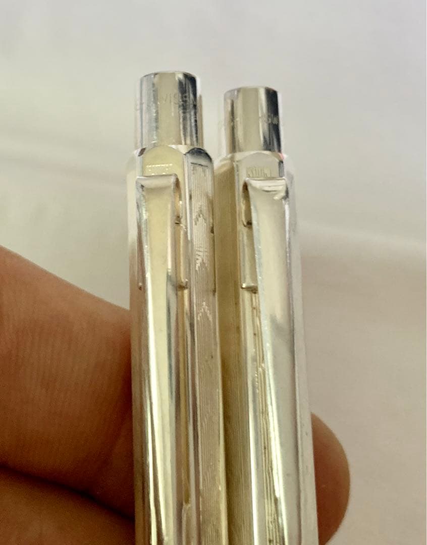 カランダッシュ鉛筆と黒インクのボールペン