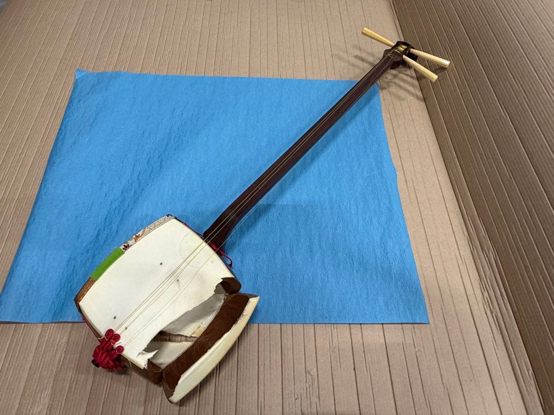 ケース付き三味線 本体 ジャンク品 皮破れ 修理・部品取り用 棹状態良好 和楽器