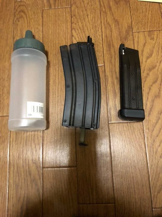 モデルガンと付属品込み