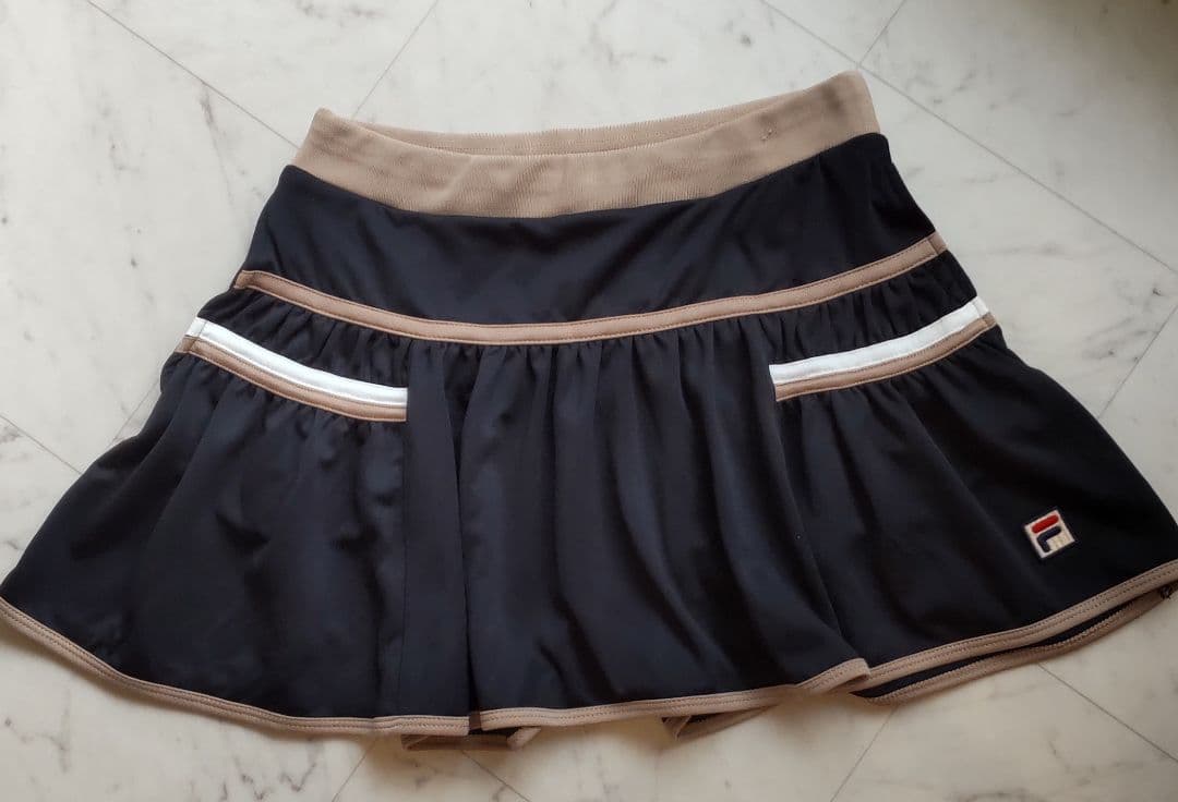 FILA フレアスカート 黒・ベージュ