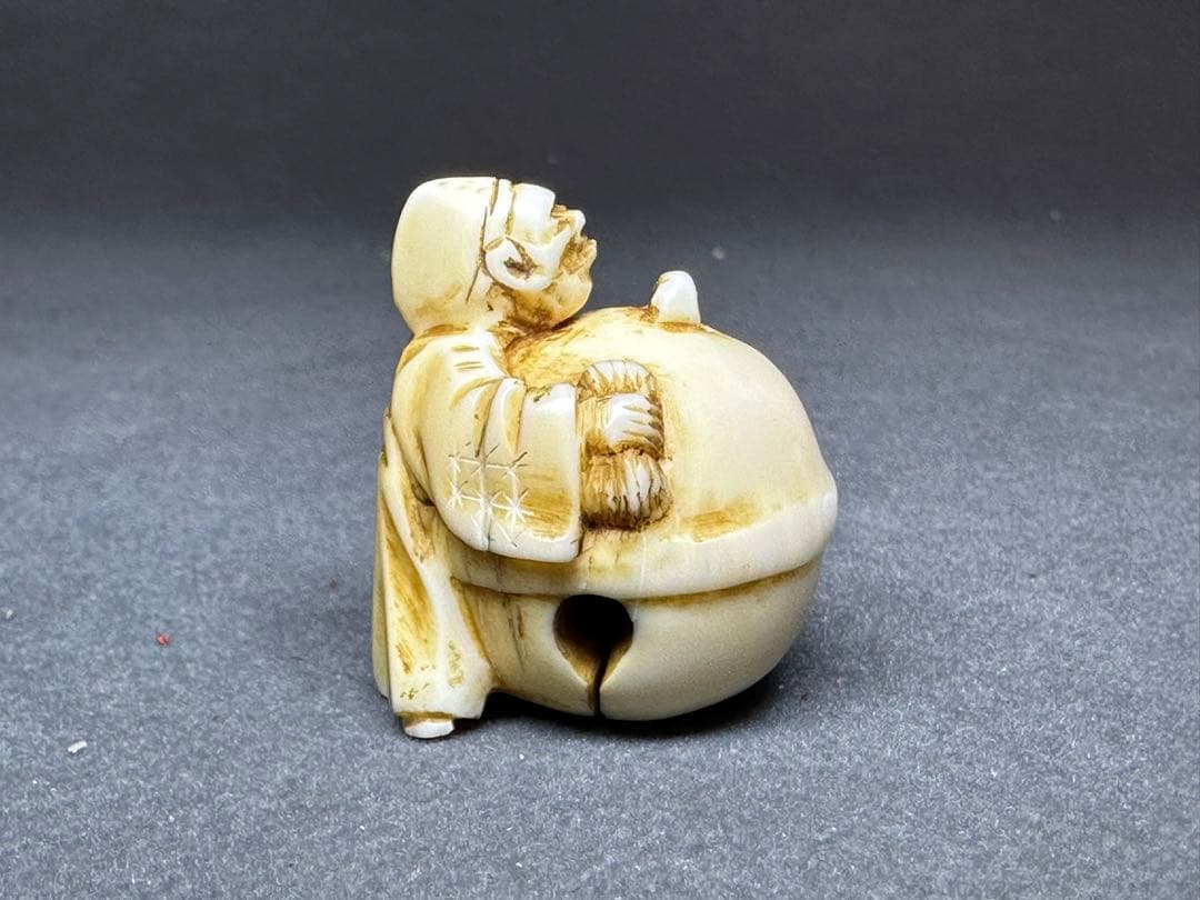 極上　根付　鈴を抱える老人　置物　彫刻 細密細工　骨董　アンティーク