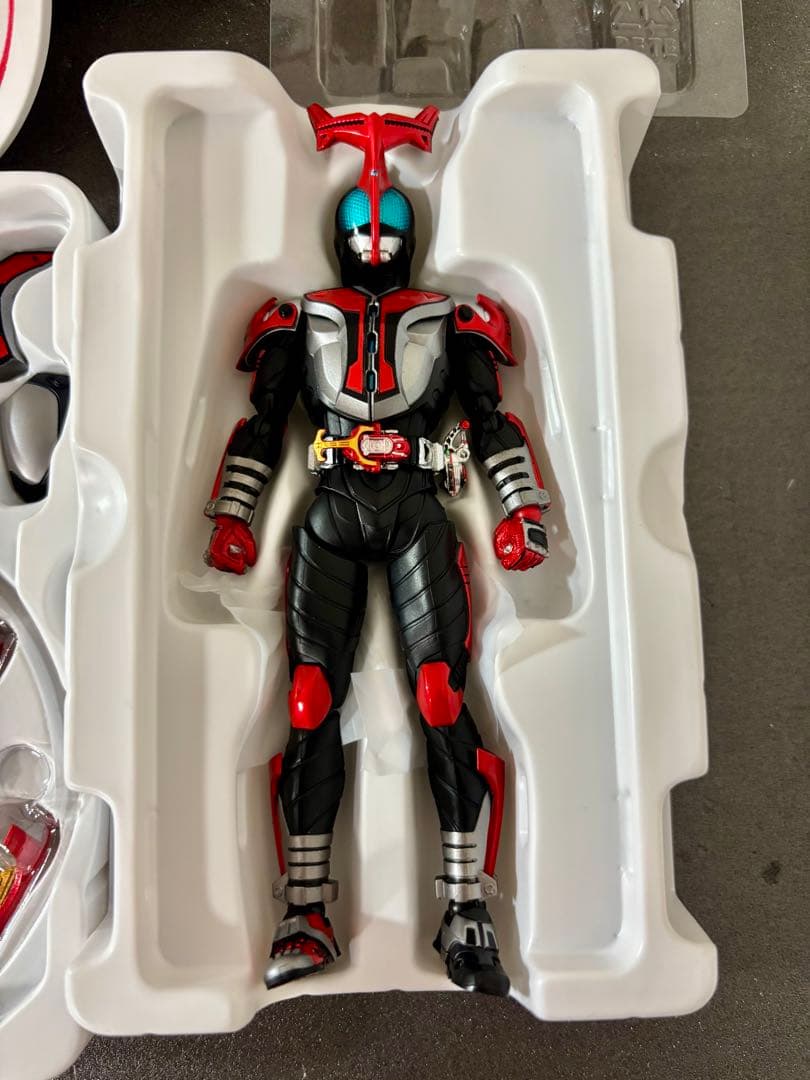 S.H.フィギュアーツ　真骨彫製法　仮面ライダーカブト ハイパーフォーム10th