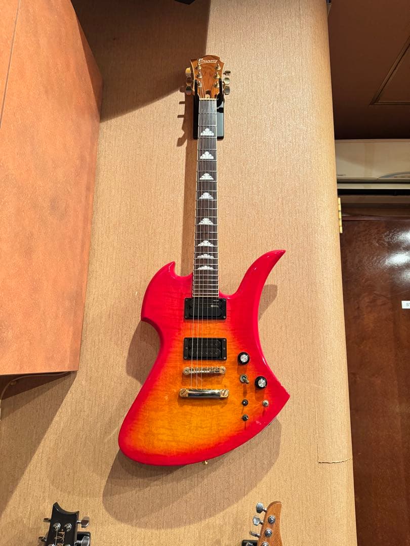 バーニー　MG モッキンバード　hide チェリーサンバースト　サスティナー