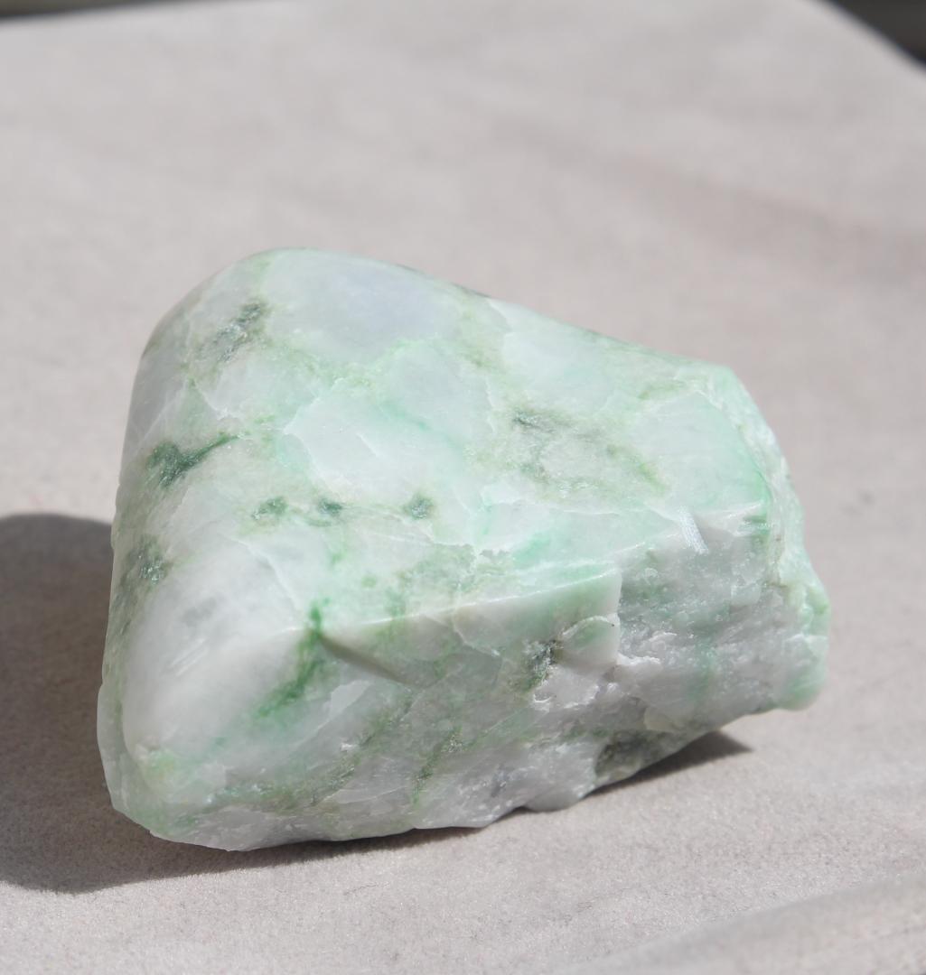 ［品のある白緑］糸魚川翡翠 圧砕系 原石 112.1g