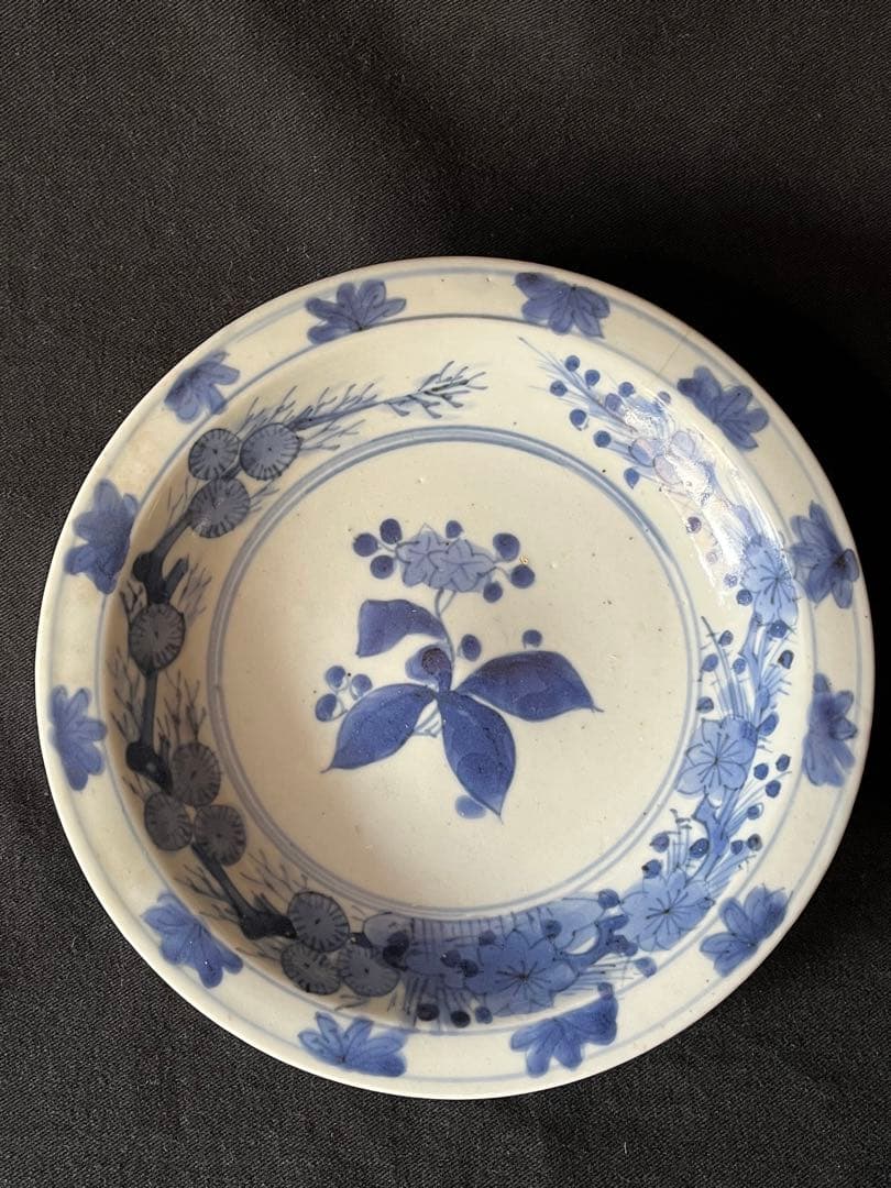 もう極めて貴重 ！藍九谷後期中皿 独特の釉薬 素朴な野草の絵付け 僅かな傷故安い