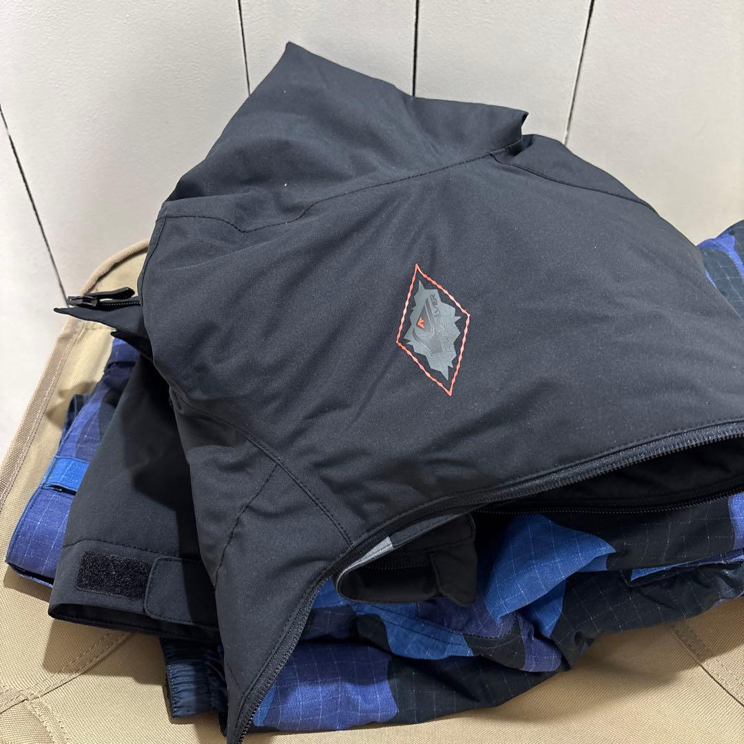 未使用保管品Quiksilver 子ども用スノーボードウェア　上下セット　12歳