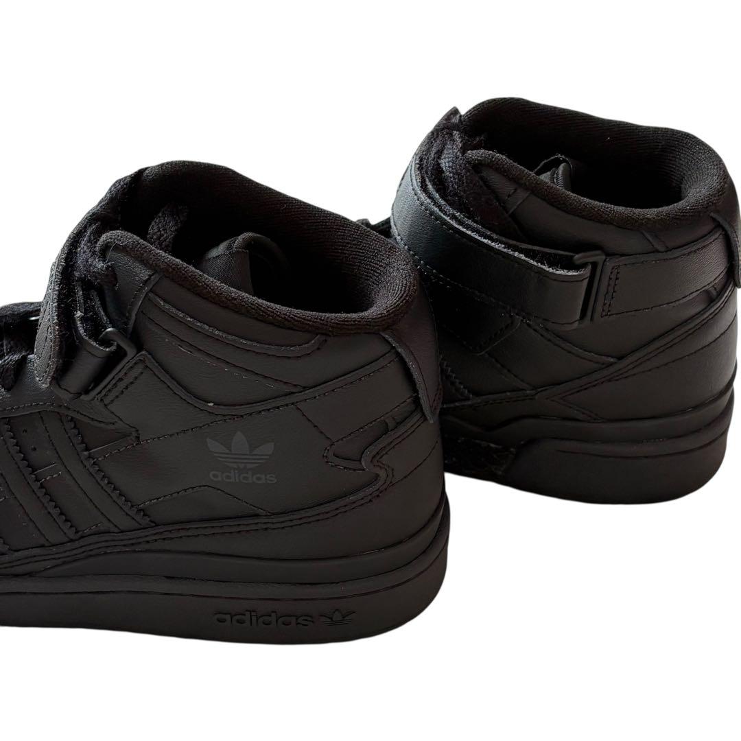 アディダス☆フォーラムミッドスニーカー バスケットボールシューズ 23.5 黒