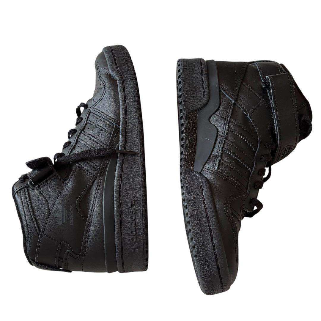 アディダス☆フォーラムミッドスニーカー バスケットボールシューズ 23.5 黒