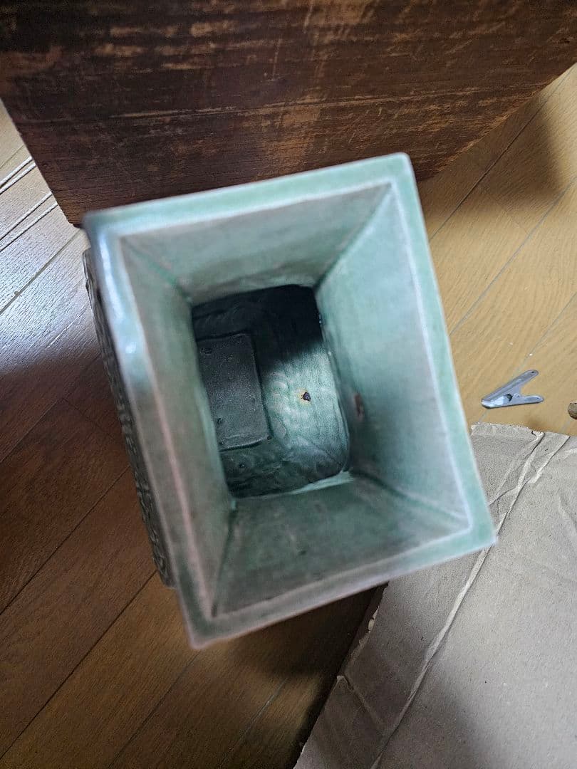 清代 青磁方壺（ほうこ）高さ30cm 若干のガタツキあり