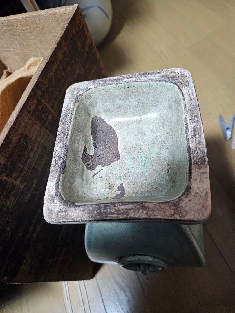 清代 青磁方壺（ほうこ）高さ30cm 若干のガタツキあり