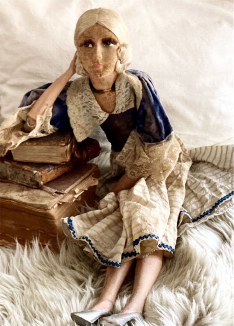 アンティーク雑貨 Shabby and lovely sofa doll.