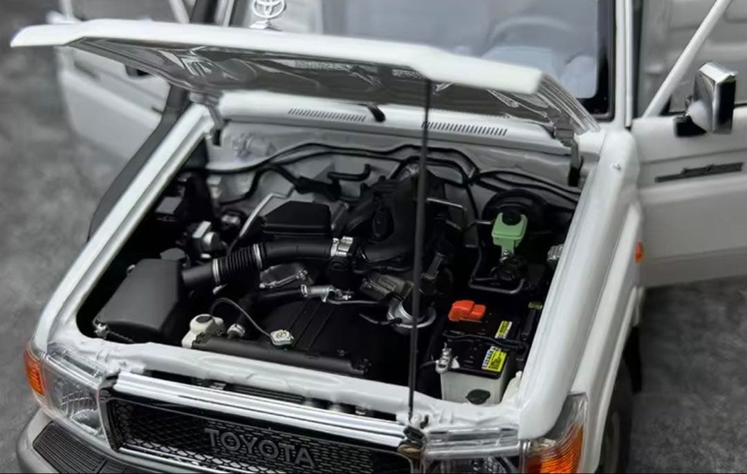 トヨタ ランドクルーザー 1/18スケールモデルミニカー