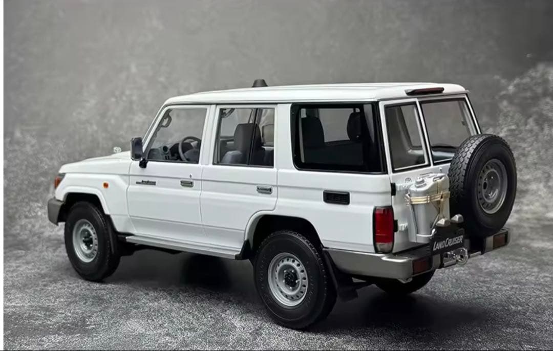 トヨタ ランドクルーザー 1/18スケールモデルミニカー