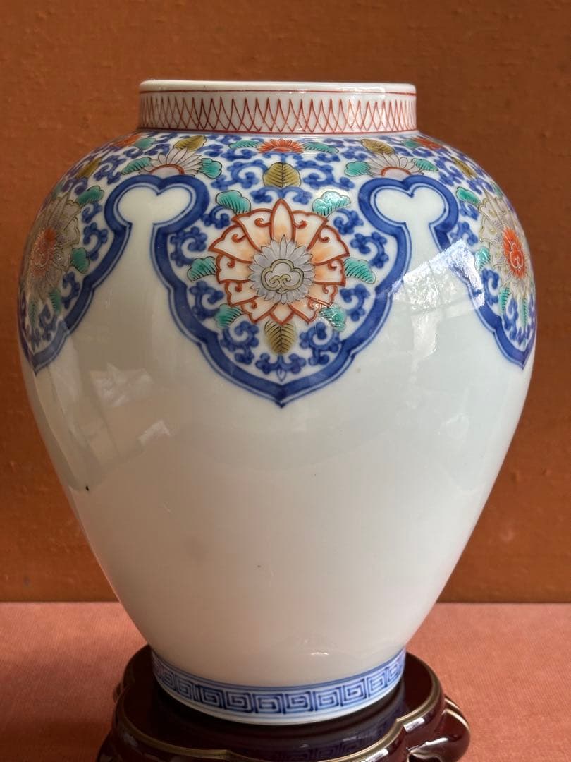 人間国宝重要無形文化財十三代柿右衛門作色絵牡丹唐花剣菱文花瓶