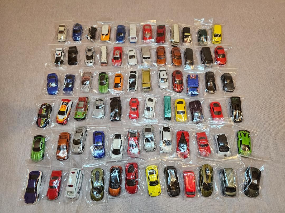 合計235 台のミニカー